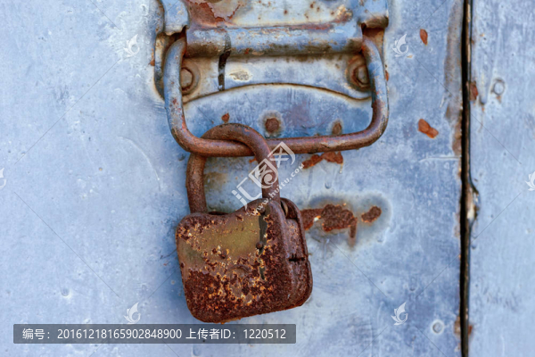 在一個舊的金屬門Rusty,padlock