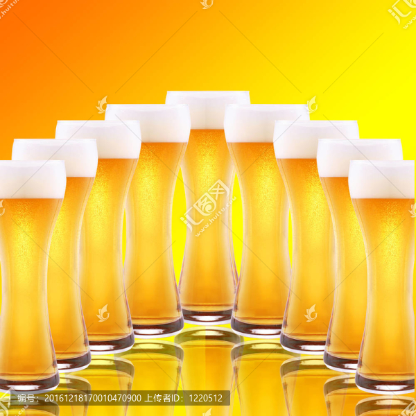 一排的啤酒杯