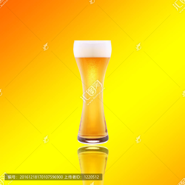 黃色背景泡沫的啤酒杯