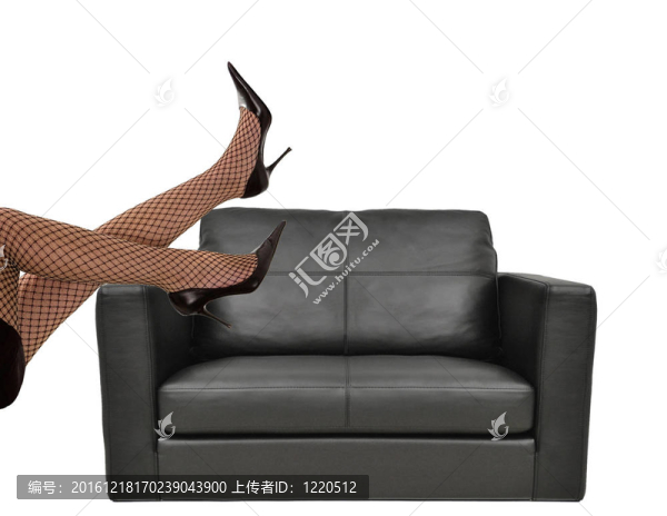 坐在沙發(fā)上的漂亮女人