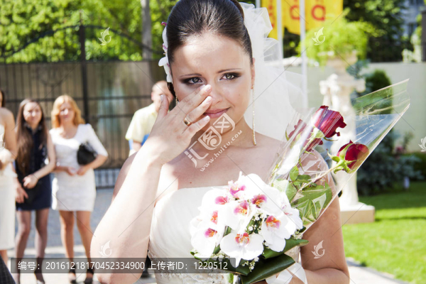 新娘手捧花束新娘