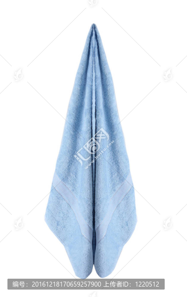 柔軟蓬松的藍色沐浴和白色背景的毛巾