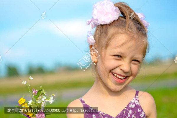 快樂微笑的女孩與鮮花