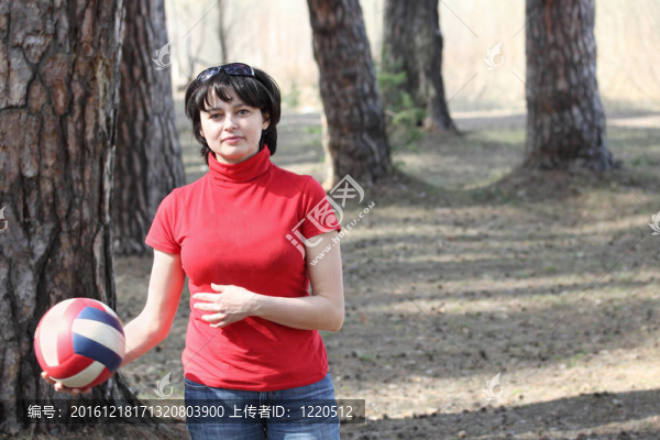 漂亮的女孩拿著排球