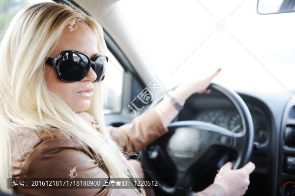 金發(fā)女孩與太陽鏡駕駛汽車