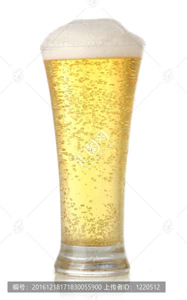 一杯冷鮮的金色啤酒；白色背景