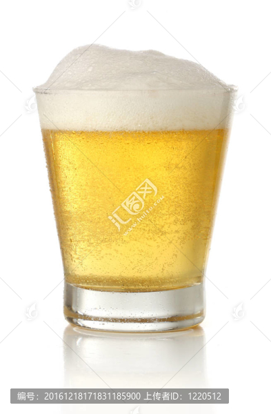 一杯冷鮮的金色啤酒；白色背景