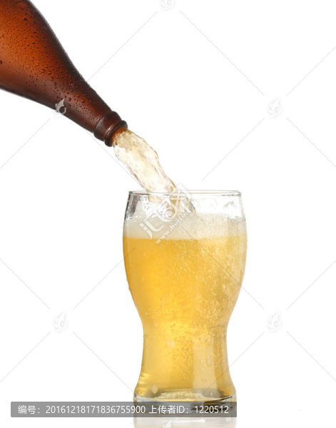 將冷啤酒倒入白色的玻璃