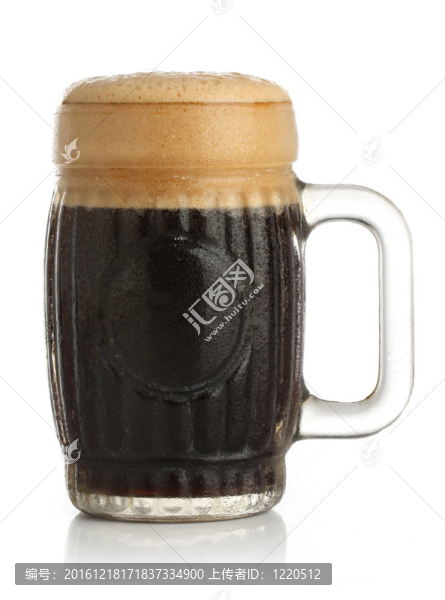 白底新鮮啤酒杯
