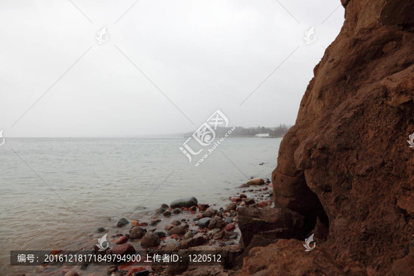 海水中的石頭秋天的海