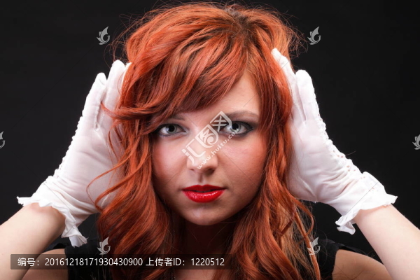 可愛的紅發(fā)的年輕漂亮的紅頭發(fā)的女人
