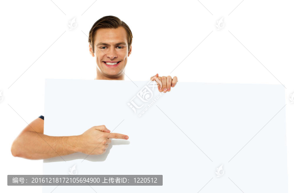 年輕英俊的男人指著空白海報