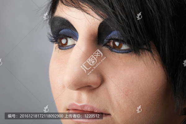 美麗的女人面對工作室灰色