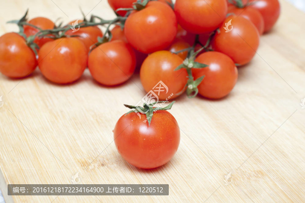 板上的櫻桃番茄