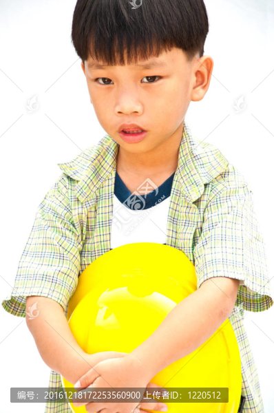 亞洲男孩黃色頭盔手持錘孤立在WHI