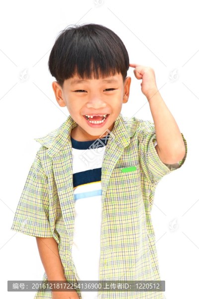 白人背景下孤立的亞洲小男孩