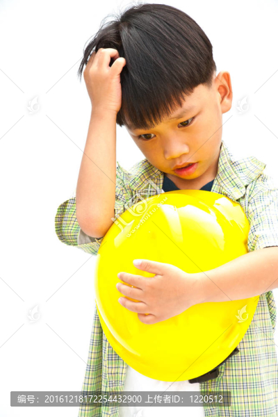 亞洲男孩黃色頭盔手持錘孤立在WHI
