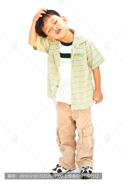 白人背景下孤立的亞洲小男孩