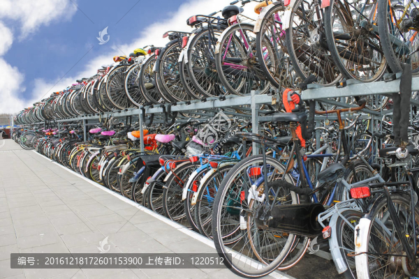 在停車場有充足的自行車