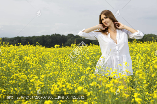 黑發(fā)女人在黃色的花田