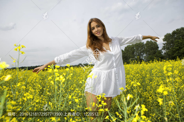 黑發(fā)女人在黃色的花田