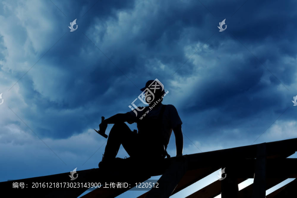 屋頂結(jié)構(gòu)頂部的建造者或木匠