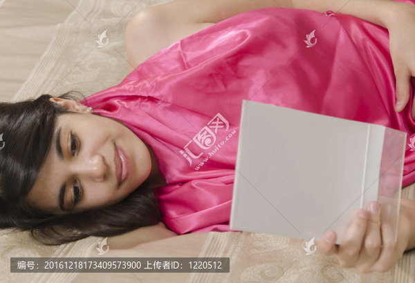 年輕女孩尋找相關照片