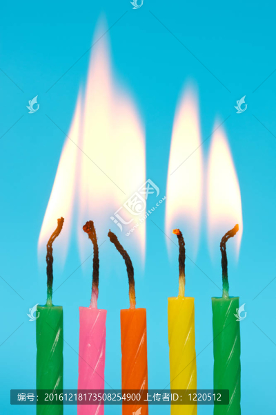 生日蠟燭在藍色背景下燃燒