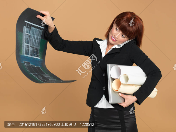 繁忙；年輕建筑師；筆記本電腦；文件；電話
