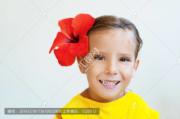 穿黃色連衣裙的小女孩