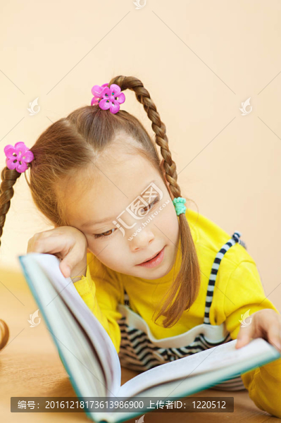 穿黃色連衣裙的小女孩