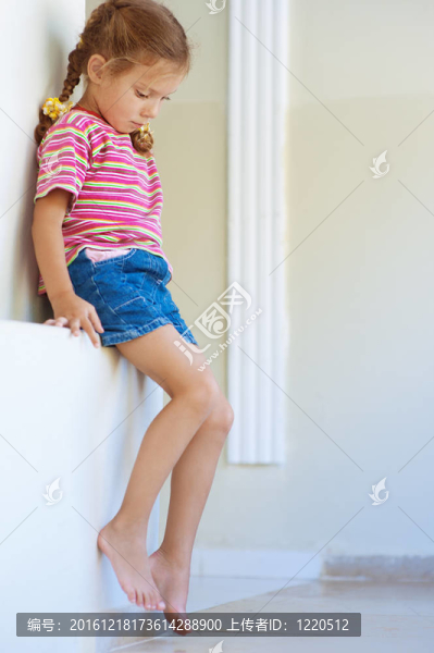 穿著短褲的小女孩
