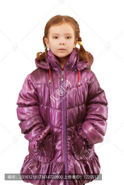 小女孩在溫暖的冬天夾克