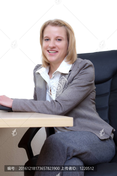 漂亮年輕女商人微笑的肖像