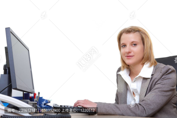 年輕女商人在電腦室工作