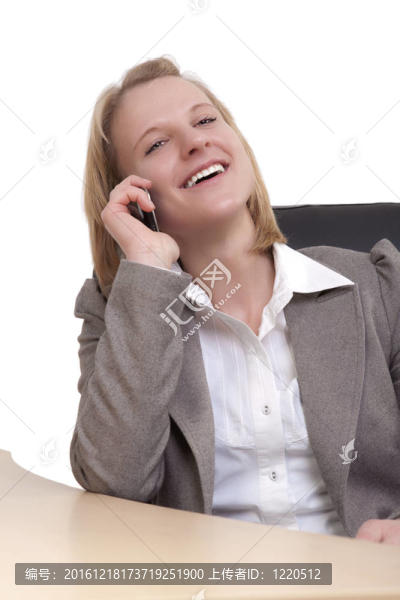 年輕女性在手機上的肖像