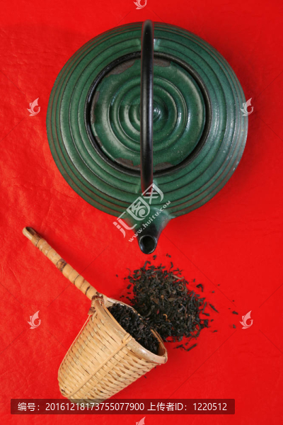 中國茶壺和一勺香草茶柳條葉。更多的畫廊
