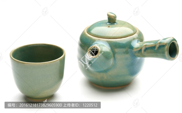 古色古香的中國茶壺和白色背景的茶杯
