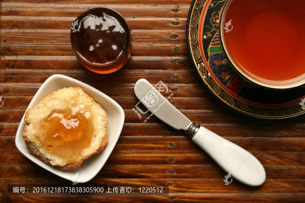 竹子背景的茶早餐