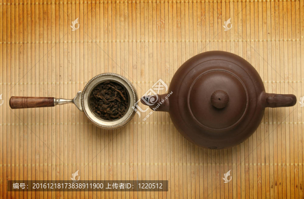 仿古茶壺和茶葉勺