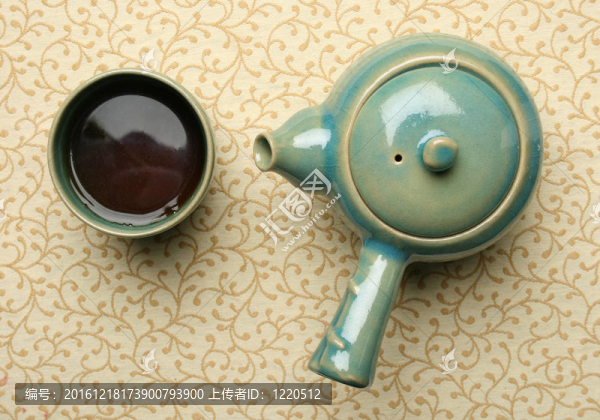 古色古香的中國茶壺和一杯茶