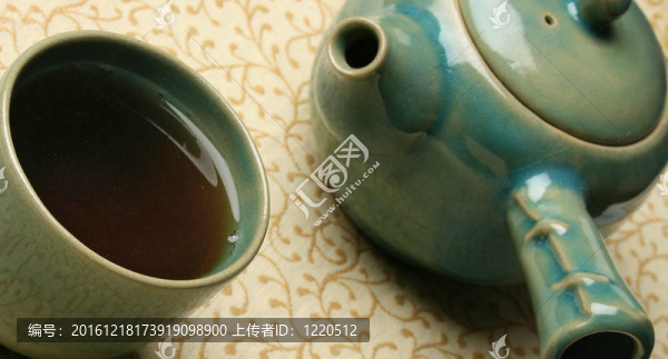 古色古香的中國茶壺和一杯茶