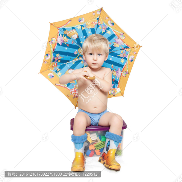 雨傘下的男孩坐在盒子上