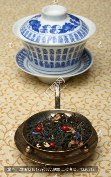 古色古香的中國杯子和混合的茶葉。更多在我的畫廊