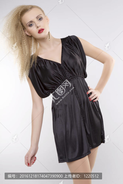 年輕漂亮的女人穿著漂亮的金發(fā)