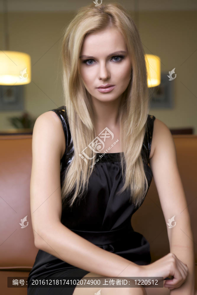 穿黑衣服的金發(fā)女人