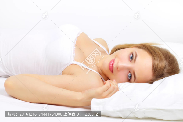 躺在床上的漂亮女孩