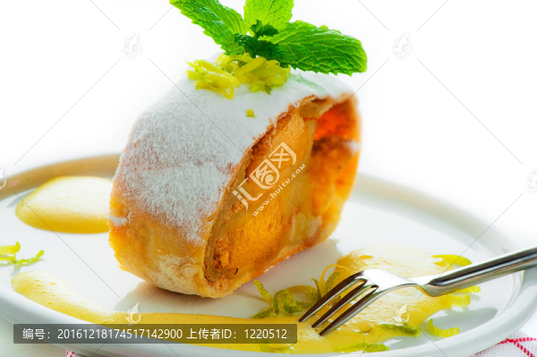 一塊香蕉；芒果卷配香草汁和檸檬在白色背景作為一個工作室拍攝