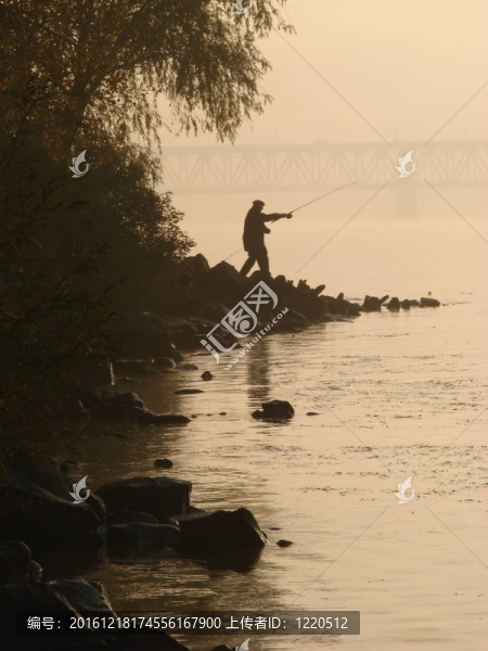 落日附近的孤独渔夫剪影