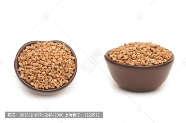 白色背景下圓形棕色杯的蕎麥